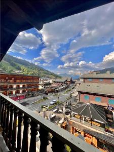 d'un balcon offrant une vue sur la ville. dans l'établissement Résidences Delavay Les Pistes, aux Gets