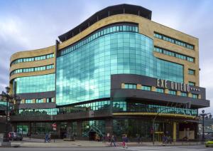 un grande edificio di vetro con persone di fronte di Exe Oviedo Centro a Oviedo