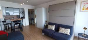 Kuchyňa alebo kuchynka v ubytovaní Appartement Vue Mer- Remblai les sables d'olonne - La Clé Chaumoise + 8 fotografií