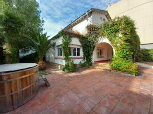 a house with an arch and ivy on it at Bon Repòs in Cambrils