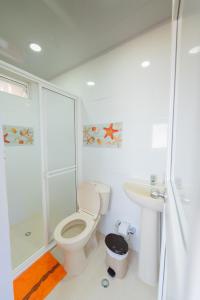 uma casa de banho com um WC, um chuveiro e um lavatório. em Apartamentos Turísticos El Conquistador em San Andrés