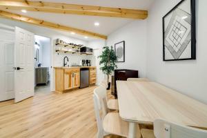 cocina y comedor con mesa y sillas en Scenic Pocono Pines Apartment with Fire Pit!, en Pocono Pines