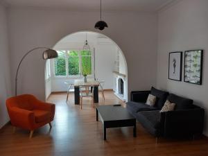 a living room with a couch and a table at Bon Repòs in Cambrils