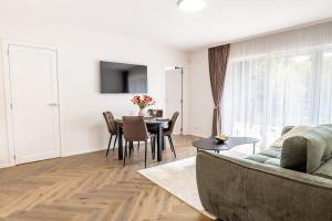 TV a/nebo společenská místnost v ubytování Pine Paradise Palanga-Hill Garden Residence