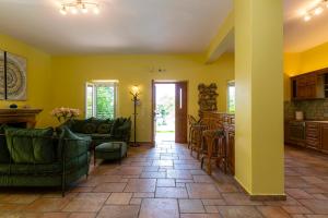 Villa Charchala في كاسيوبي: غرفة معيشة بجدران صفراء وأثاث أخضر