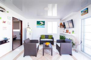 uma sala de estar com cadeiras e uma mesa em Apartamentos Turísticos El Conquistador em San Andrés