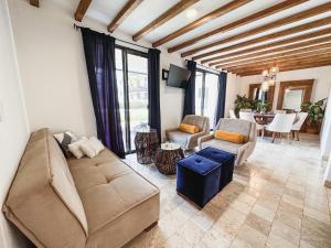 a living room with a couch and chairs and a table at Hermoso depto con alberca en el condo La Luminaria Casonas y Villas in San Miguel de Allende