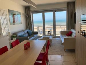 een woonkamer met uitzicht op de oceaan bij Apartment "Zeezicht" in Oostende