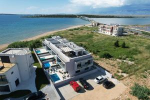 プリヴラカにあるVilla Lang - a beach houseの水辺の家屋