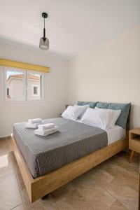 Posteľ alebo postele v izbe v ubytovaní Vasilopoulos Residences - Villa Anthia with jacuzzi & shared pool