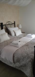 アルジエにあるApartment Uzès Pont du Gardのベッドルーム1室(白いシーツと枕のベッド2台付)
