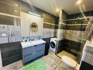 een badkamer met wastafel en wasmachine bij Charmante maison à Blois - Terrasse privée - 8 pers in Blois +34 foto's