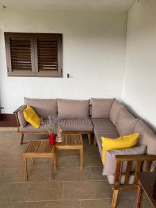 The View في Sveta Nedjelja: أريكة وطاولات في غرفة المعيشة مع الوسائد الصفراء