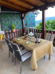 - une table avec des chaises et des bouteilles de vin sur la terrasse dans l'établissement The View, à Sveta Nedjelja