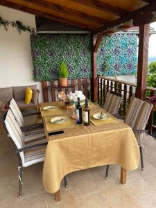 Une table et des chaises en bois sont disponibles sur la terrasse. dans l'établissement The View, à Sveta Nedjelja