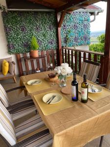 - une table en bois avec 2 bouteilles de vin sur la terrasse dans l'établissement The View, à Sveta Nedjelja