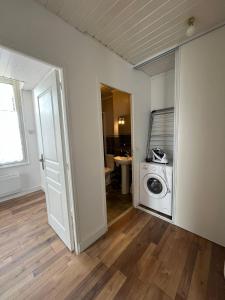 um quarto vazio com uma máquina de lavar roupa e uma porta em appartement 