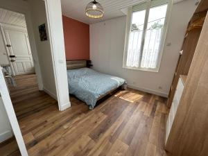 1 dormitorio con cama y ventana en appartement, 