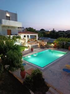 - une piscine en face d'une maison dans l'établissement Villa Stefania Dream, à Érfoi