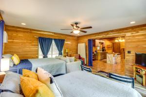 1 dormitorio con 2 camas y sala de estar en Rural Arkansas Vacation Rental with Wraparound Porch, en Heber Springs