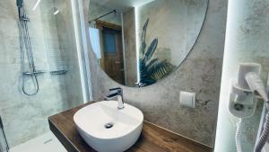 Un baño con lavabo, ducha y espejo. en Apartamenty w Maniowach, en Maniowy 55 fotos más