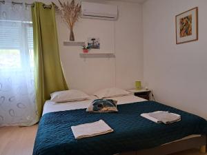 - une chambre avec un lit et 2 serviettes dans l'établissement Smještaj Latis, à Vela Luka