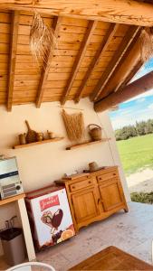 cocina con armarios de madera y techo de madera en Évasion romantique, en Arles