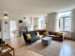 salon z kanapą i stołem w obiekcie Große Loft-Apartments im Herzen Bremens w Bremie