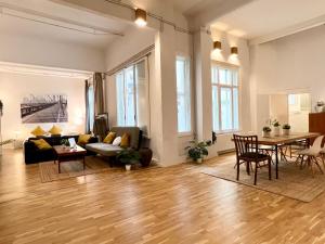 salon z kanapą i stołem w obiekcie Große Loft-Apartments im Herzen Bremens w Bremie