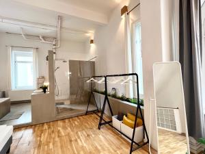 W pokoju znajduje się łazienka z prysznicem. w obiekcie Große Loft-Apartments im Herzen Bremens w Bremie