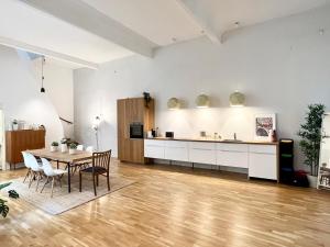 a kitchen and dining room with a table and chairs at Große Loft-Apartments im Herzen Bremens in Bremen