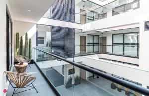 een glazen trap in een huis bij Casa Colima by Kukun in Mexico-Stad