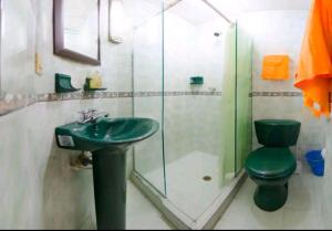 ein Badezimmer mit einem grünen Waschbecken und einer Dusche in der Unterkunft Apartamento Granada 2 habitaciones - 201 in Cali