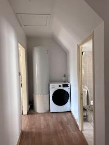 a kitchen with a washer and dryer in a room at Grand Appartement lumineux 2ch. Ville historique. in Verneuil d'Avre et d'Iton