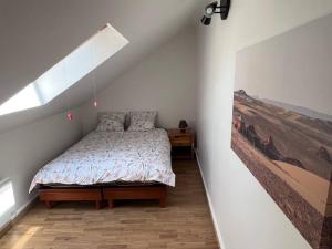 ein Schlafzimmer mit einem Bett und einem Wandgemälde in der Unterkunft Grand Appartement lumineux 2ch. Ville historique. in Verneuil d’Avre et d’Iton