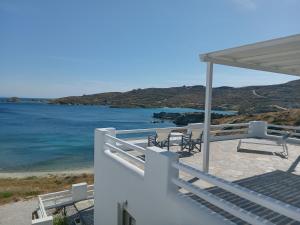 vistas al océano desde el balcón de una casa en the South Breeze en Karistos