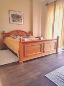 - une chambre avec un lit en bois et une fenêtre dans l'établissement Turistična kmetija HLEBEC, à Kog