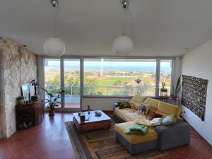 a living room with a couch and a table at le finestre sul mare in Conversano