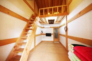 una habitación con una escalera en una casa pequeña en Gawondang en Jeonju