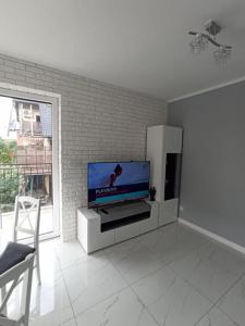 una sala de estar con TV de pantalla plana en un armario en Apartament Brzeg, en Brzeg
