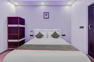 a bedroom with a large bed in a room at Townhouse Riddhi Regency Near Indira Nagar Metro Station in Lucknow