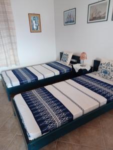 Postel nebo postele na pokoji v ubytování LALAROUS Studios & Apartments