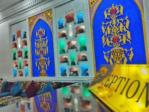 uma sala de brinquedos com decorações azuis e amarelas na parede em Jahangir Boutique Bukhara em Bukhara