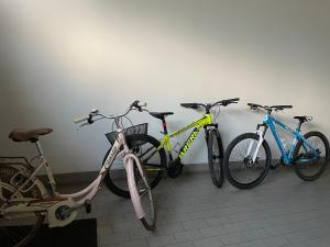 un grupo de tres bicicletas estacionadas junto a una pared en Casa CAPONETTI, en Costa Volpino