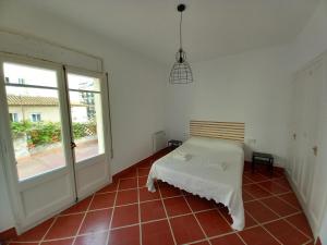 a room with a bed and a large window at Bon Repòs in Cambrils