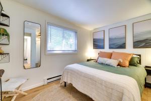 een slaapkamer met een bed en een spiegel bij Peaceful Albrightsville Home with Pool and Lake Access in Albrightsville