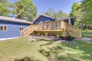 een huis met een houten terras op een erf bij Peaceful Albrightsville Home with Pool and Lake Access in Albrightsville