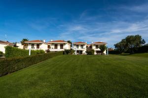 un gran patio frente a algunas casas en Sunset Villa, en Chaniotis