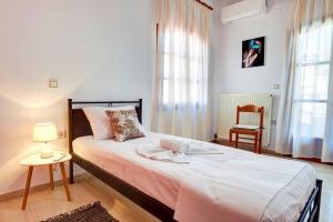 1 dormitorio con cama, lámpara y silla en Eva’s Place Panoramic Sea View en Souda