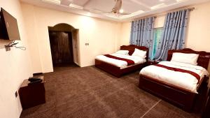 Postel nebo postele na pokoji v ubytování Desert One Hotel Skardu